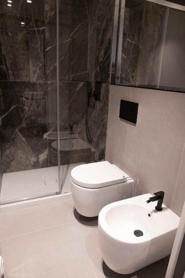 Exclusive Retreat Few Steps From Duomo - Apt 1 Milan Bagian luar foto